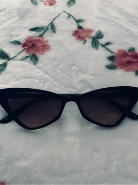 Classic Black Cat-Eye Sunglasses - Timeless Women's Accessory